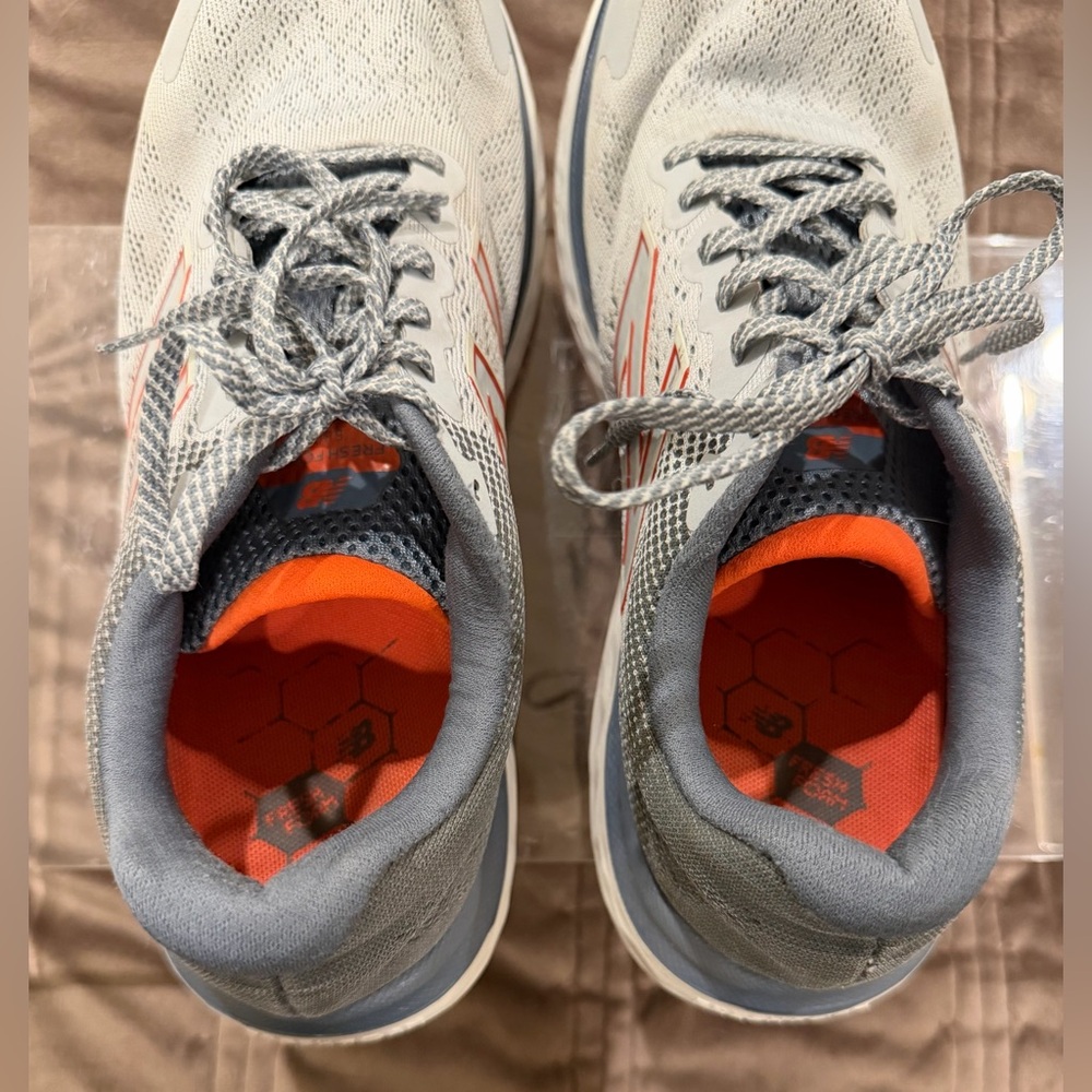 New Balance Men's sz 10 Sneakers in Gray with Orange Highlights - Picture 2 of 6